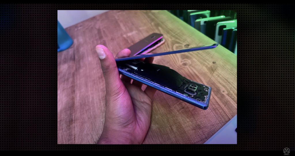 Nafúknutá batéria na Samsung Galaxy Note 8, ktorý má vo svojej zbierke Arun Maini. Prečítajte si aktuálne vyjadrenie Samsungu k celej situácii a aj rady výrobcu, ako postupovať v podobných prípadoch. FOTO: Mrwhosetheboss - Youtube