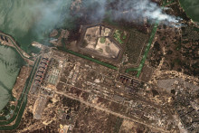 Na satelitnej snímke spoločnosti Maxar Technologies požiar kríkov pred areálom Záporožskej jadrovej elektrárne, ktorú okupuje ruská armáda na juhu Ukrajiny v pondelok 29. augusta 2022.