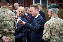 Dánsky minister zahraničných vecí Jeppe Kofod a poľský minister zahraničných vecí Zbigniew Rau navštívili kasárne Almegaard na ostrove Bornholm v Dánsku. FOTO: REUTERS