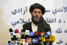 Vojenský veliteľ a spolupracovník Talibanu uväznený v USA na 17 rokov za pašovanie heroínu Bašár Núrzaj sa prihovára novinárom počas ceremónie k jeho prepusteniu v Kábule. FOTO: TASR/AP
