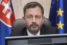 Predseda slovenskej vlády Eduard Heger o hroziacom kolapse slovenskej ekonomiky doma nikomu nepovedal. FOTO: TASR/M. Baumann