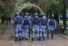 Policajné kontroly počas zhromaždení proti mobilizácii záložníkov nariadenej prezidentom Vladimirom Putinom. FOTO: REUTERS