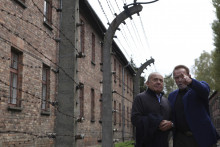Rakúsko-americký filmový herec Arnold Schwarzenegger počas navštevy nacistického koncentračného tábora Auschwitz v Osvienčime na juhu Poľska. FOTO: TASR/AP