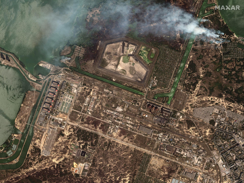 Na satelitnej snímke spoločnosti Maxar Technologies požiar kríkov pred areálom Záporožskej jadrovej elektrárne, ktorú okupuje ruská armáda na juhu Ukrajiny v pondelok 29. augusta 2022.
