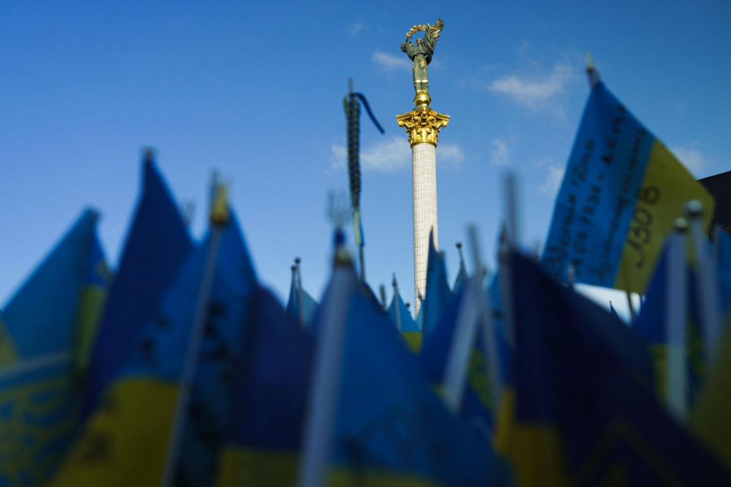 Ukrajinské vlajky s menami padlých vo vojne s Ruskom visia pri Pamätníku nezávislosti v Kyjeve 11. septembra 2022. FOTO: TASR/AP