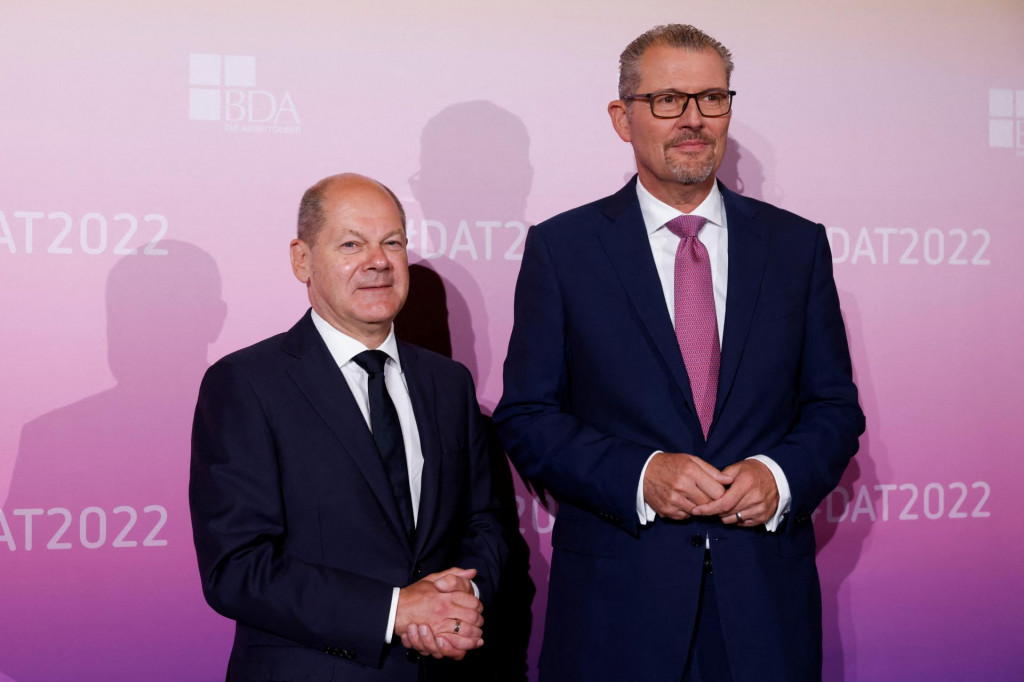 Šéf nemeckého Spolkového zväzu zamestnávateľov a podnikateľov Rainer Dulger a nemecký kancelár Olaf Scholz. FOTO: Reuters