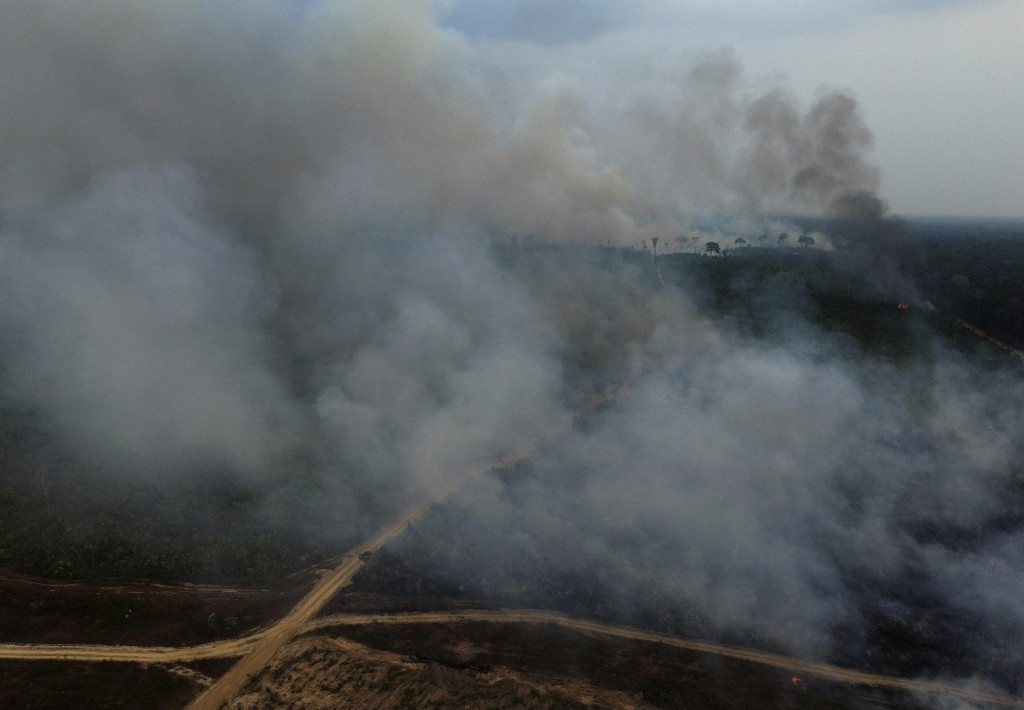 PK 3 Humaita - Na snímke dym stúpa z lesného požiaru neďaleko obce Humaita v brazílskom štáte Amazonas 17. septembra 2022. V brazílskej časti Amazonského pralesa zaznamenali od začiatku roka viac lesných požiarov ako za celý vlaňajšok. Vyplýva to z oficiálnych údajov, ktoré v pondelok zverejnil brazílsky Národný ústav pre výskum vesmíru (INPE). FOTO TASR/AP

Smoke rises from a forest fire in the Transamazonica highway region, in the municipality of Humaita, Amazonas state, Brazil, Saturday, Sept. 17, 2022. (AP Photo/Edmar Barros) SNÍMKA: Edmar Barros