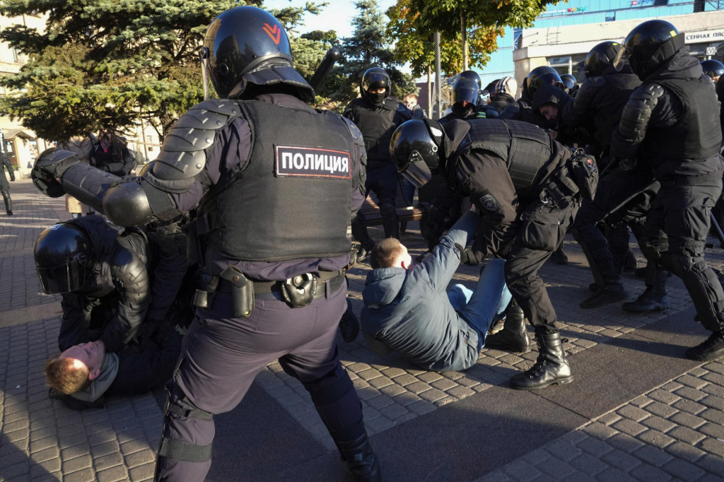 Ruskí policajti zatýkajú demonštrantov v Petrohrade počas protestu proti čiastočnej mobilizácii. FOTO: TASR/AP