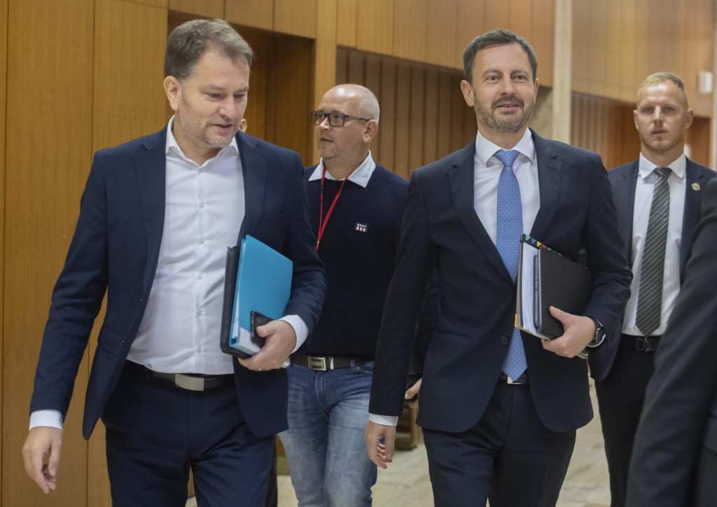 Podpredseda vl&aacute;dy a minister financi&iacute; Igor Matovič a predseda vl&aacute;dy Eduard Heger. FOTO: TASR/Martin Baumann