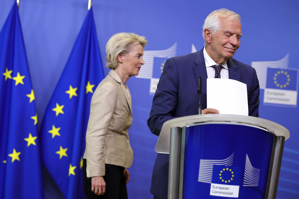 Predsedníčka EK Ursula von der Leyenová a vysoký predstaviteľ EÚ pre zahraničné veci a bezpečnostnú politiku Josep Borrell. FOTO: TASR/AP