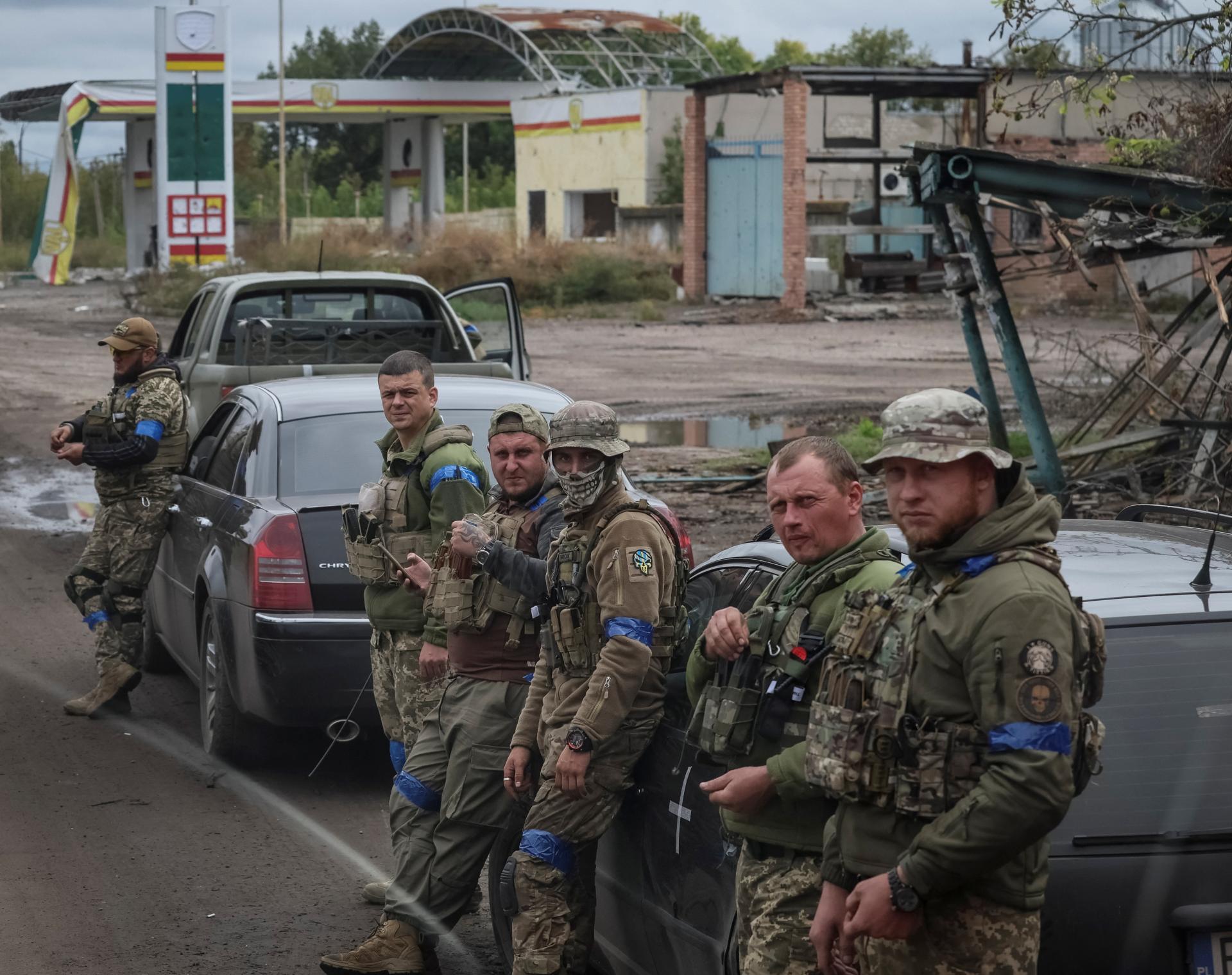 Ukrajinci už takmer obkľúčili Lyman. Odborníci Rusom predpovedajú rýchlu porážku