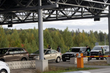 Autá stoja v rade na prekročenie hraníc z Ruska do Fínska na hraničnom priechode Nuijama vo fínskom Lappeenrante. FOTO: TASR/AP
