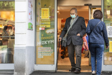 Na snímke dôchodca vychádza z obchodu počas uvoľňovania opatrení v rámci pandémie koronavírusu v centre Bratislavy 3. júna 2020.FOTO: TASR/Jaroslav Novák