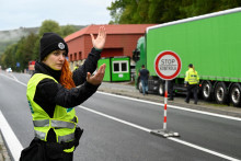 Česká polícia začala na hraniciach kontrolovať autá prichádzajúce zo Slovenska z dôvodu zvýšenej nelegálnej migrácie. Kontroly sa dotkli aj hraničného priechodu v Starom Hrozenkove. FOTO: REUTERS
