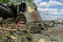 Ukrajinský vojak v tanku pri meste Lyman. FOTO: Reuters