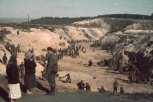 Sovietski zajatci zakrývajúci masový hrob po masakre v Babyn Jare, 1. októbra 1941.