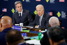Americký prezident Joe Biden vedľa ministra zahraničných vecí Antonyho Blinkena. FOTO: REUTERS
