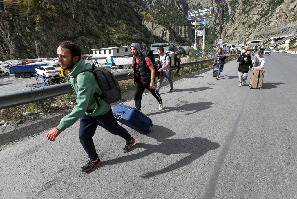 Ľudia prekračujú pešo hranice z Ruska do Gruzínska po vyhlásení čiastočnej mobilizácie, 28. septembra 2022. FOTO: REUTERS