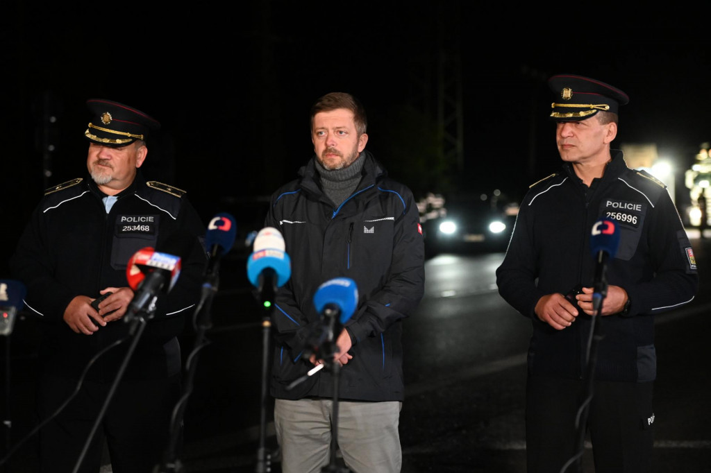 Česká polícia začala vykonávať kontroly na hraniciach so Slovenskom. FOTO: TASR/Lukáš Grinaj