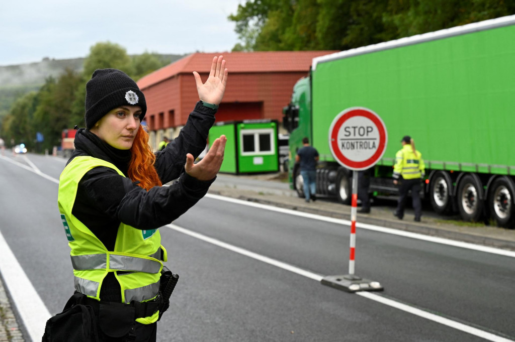 Česká polícia začala na hraniciach kontrolovať autá prichádzajúce zo Slovenska z dôvodu zvýšenej nelegálnej migrácie. Kontroly sa dotkli aj hraničného priechodu v Starom Hrozenkove. FOTO: REUTERS