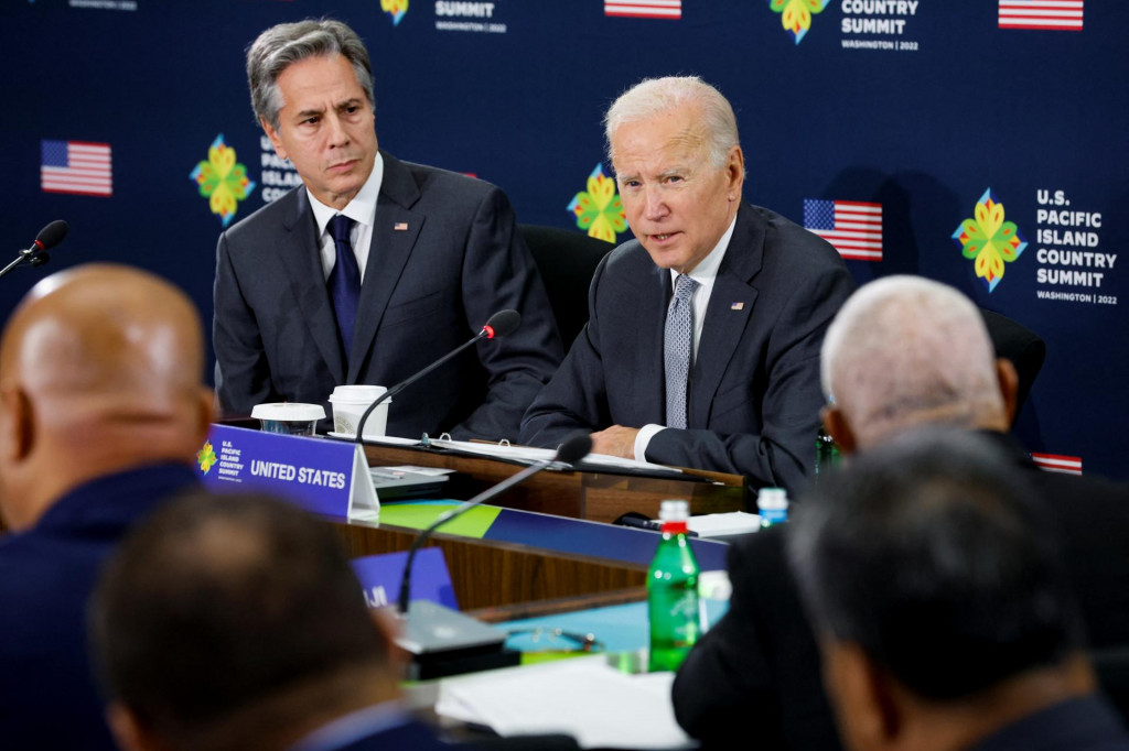 Americký prezident Joe Biden vedľa ministra zahraničných vecí Antonyho Blinkena. FOTO: REUTERS