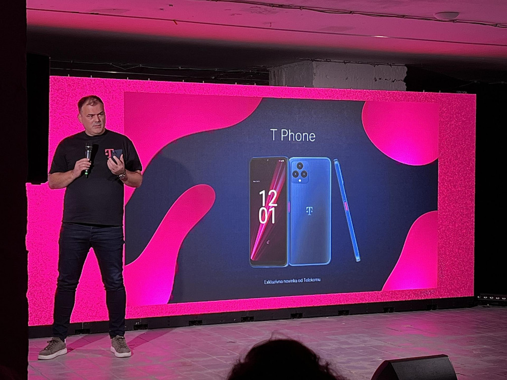 Vlastné exkluzivity sú späť - Telekom uvádza na slovenský trh svoje smartfóny s označením T Phone. FOTO: Alžbeta Harry Gavendová/HN