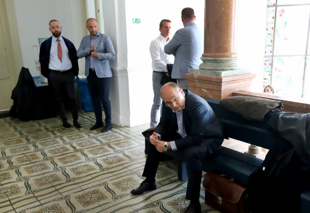 Hlavn&eacute; pojedn&aacute;vanie v kauze Dobytk&aacute;r. Na sn&iacute;mke zľava obhajca Marek Para, obžalovan&iacute; Norbert B&ouml;d&ouml;r a Peter Kuba. FOTO: TASR/J&aacute;n Kro&scaron;l&aacute;k