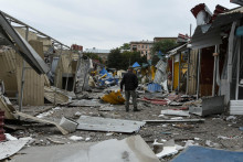 Ulica zničená ruským raketovým útokom v centre Dnepra. FOTO: Reuters
