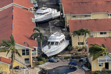 Poškodené lode a budovy po hurikáne Ian vo Fort Myers. FOTO: Reuters