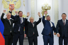 Ruský prezident Vladimir Putin spolu s lídrami okupovaných území Ukrajiny. FOTO: Reuters