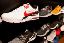 

Topánky Nike sú vystavené v New Yorku. FOTO: Reuters