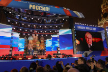 Ruský prezident Vladimir Putin a lídri dosadení Ruskom v ukrajinskom Doneckom, Luhanskom, Chersonskom a Záporožskom regióne počas akcie pri príležitosti deklarovanej anexie území kontrolovaných Ruskom na Červenom námestí. FOTO: Reuters