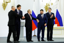 Dosadený lídri anektovaných oblastí a ruský prezident Vladimir Putin. FOTO: TASR/AP