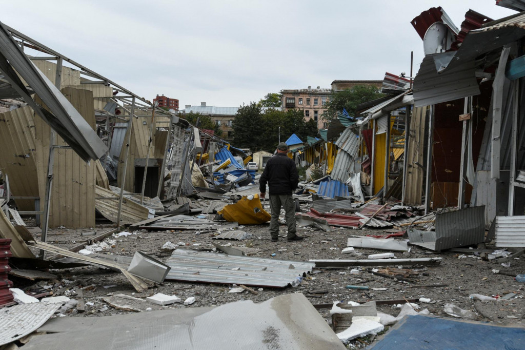 Ulica zničená ruským raketovým útokom v centre Dnepra. FOTO: Reuters