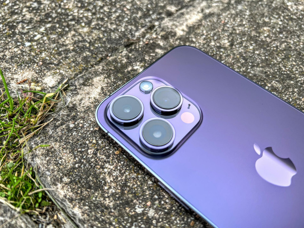iPhone 14 Pro Max je univerz&aacute;lny spoľahliv&yacute; n&aacute;stroj na fotenie, nat&aacute;čanie vide&iacute;, k dispoz&iacute;cii m&aacute; maxim&aacute;lny v&yacute;kon a perfektn&uacute; v&yacute;drž. Podrobnej&scaron;ie plusy a m&iacute;nusy n&aacute;jdete v recenzii. FOTO: Alžbeta Harry Gavendov&aacute;/HN