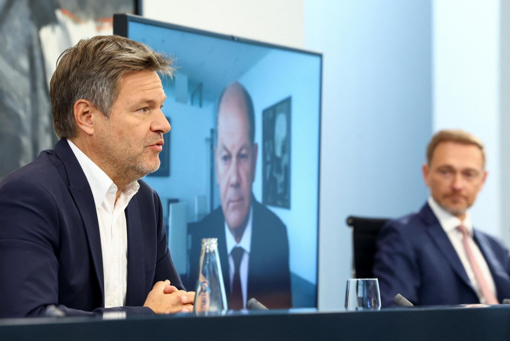 

Nemecký kancelár Olaf Scholz (na obrazovke), minister hospodárstva Robert Habeck a minister financií Christian Lindner. FOTO: Reuters