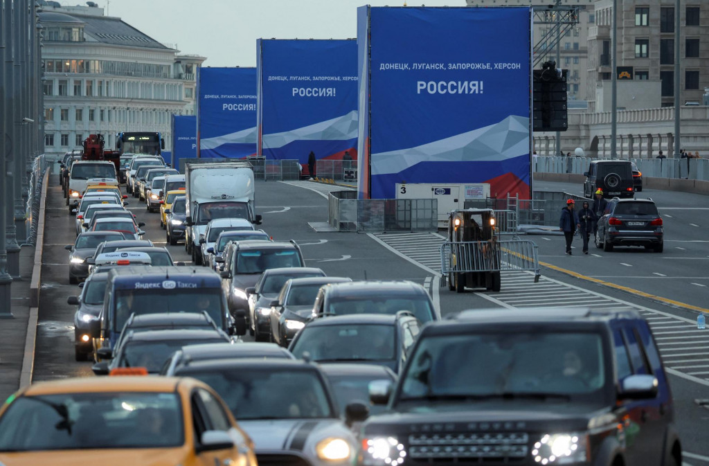 Autá smerujúce von zo Záporožia po ruskom referende. FOTO: Reuters