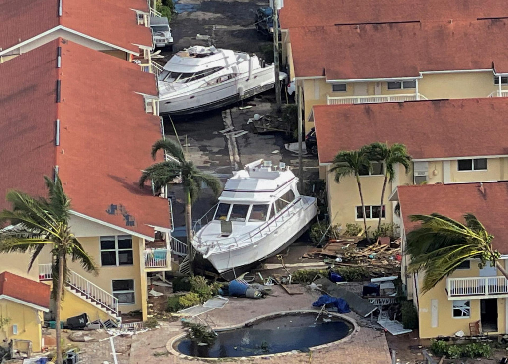 Poškodené lode a budovy po hurikáne Ian vo Fort Myers. FOTO: Reuters