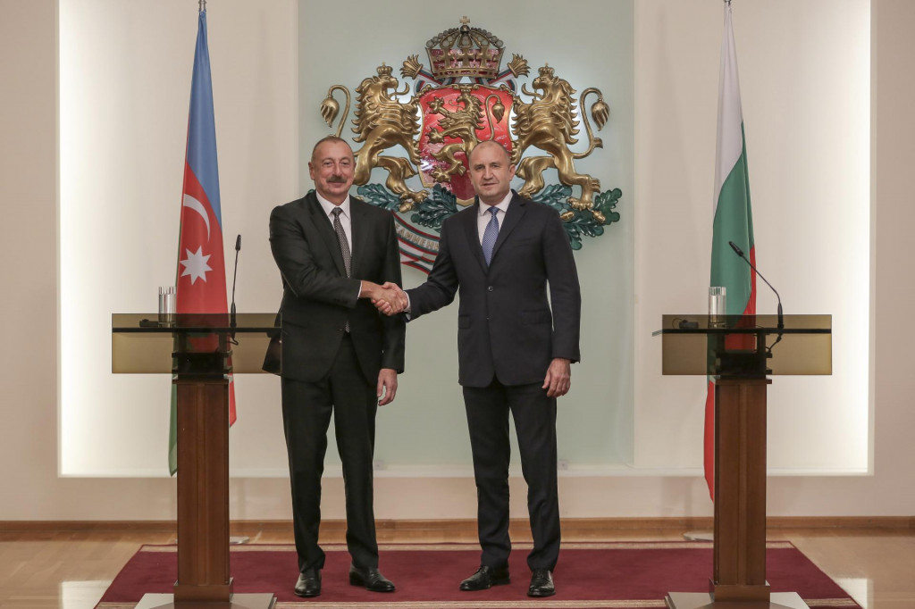 Bulharský prezident Rumen Radev a azerbajdžanský prezident Iľham Alijev počas stretnutia v Sofii. FOTO: TASR/AP
