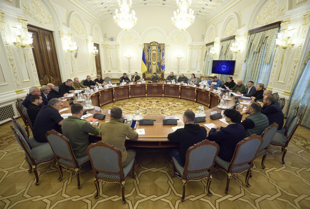 Ukrajinský prezident Volodymyr Zelenskyj vedie zasadnutie Rady národnej bezpečnosti a obrany Ukrajiny. FOTO: TASR/AP