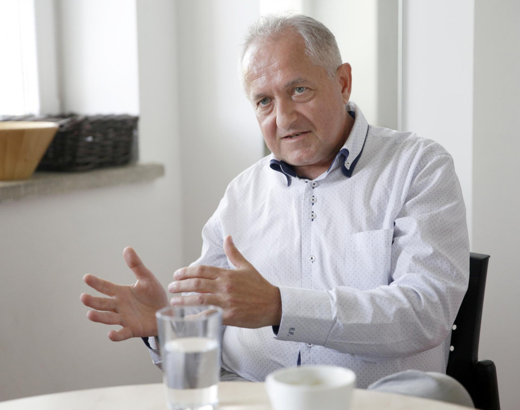 Emil Fito&scaron; pon&uacute;kol rie&scaron;enie, ako by sa IT projekty mohli obstar&aacute;vať bez predražovania. FOTO: HN/Pavol Funt&aacute;l