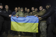 Ukrajinskí vojaci s vlajkou. FOTO TASR/AP

