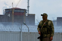 Vojak pred Záporožskou jadrovou elektrárňou. FOTO: Reuters