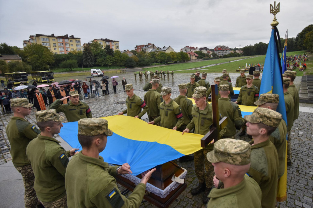 Ukrajinskí vojaci držiaci ukrajinskú vlajku. FOTO: Reuters