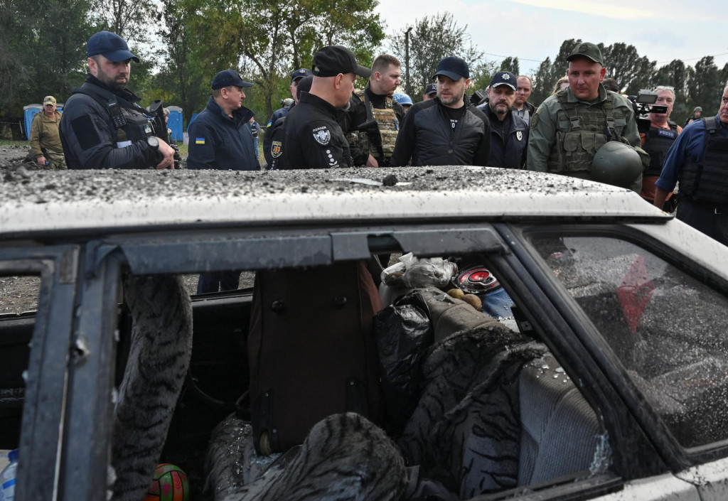 Zničené auto po útoku na jeden z konvojov civilistov. FOTO: Reuters