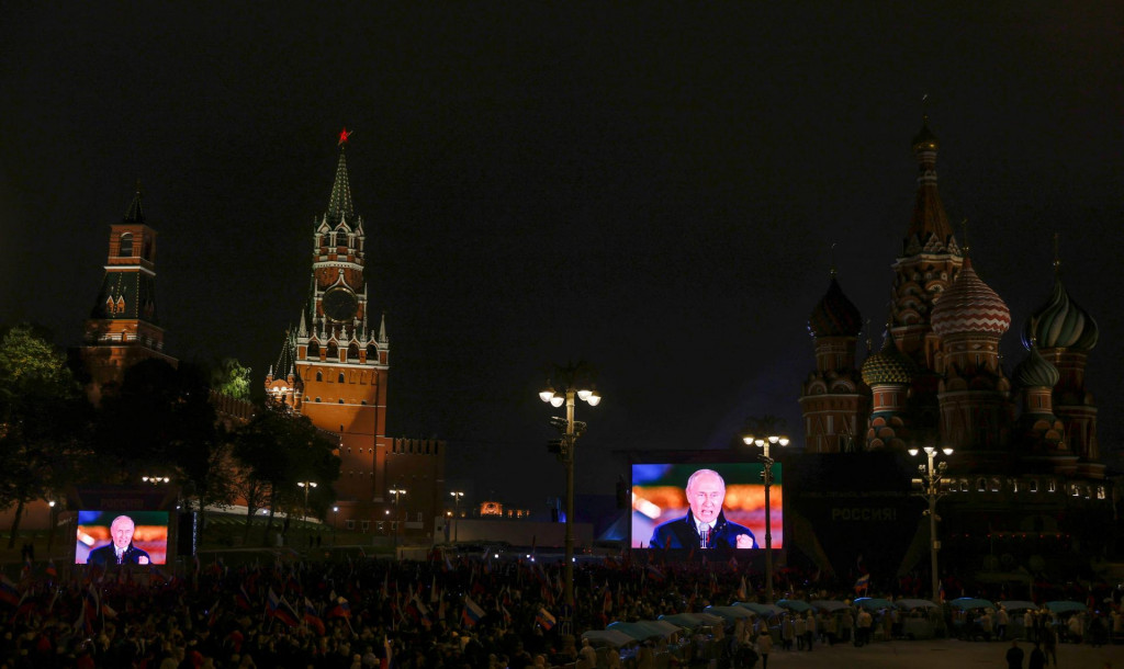 Ruský prezident Vladimir Putin na veľkoplošnej obrazovke. FOTO: Reuters
