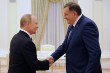 Ruský prezident Vladimir Putin si podáva ruku s lídrom bosnianskych Srbov Miloradom Dodikom počas ich stretnutia v Kremli. FOTO: TASR/AP