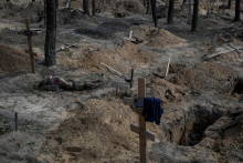 

Je vidieť telo osoby exhumované z hrobu na mieste improvizovaného cintorína. FOTO: Reuters
