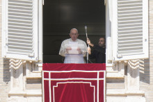 Pápež František číta z okna Apoštolského paláca počas nedeľňajšej modlitby. FOTO: TASR/AP