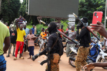 

Vojaci nesúci ťažké zbrane sprevádzajú konvoj samozvaného nového vodcu Burkiny Faso Ibrahima Traoreho. FOTO: Reuters